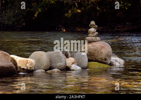 Gestapelte Steine in einer sehr ruhigen Fluss Stockfoto