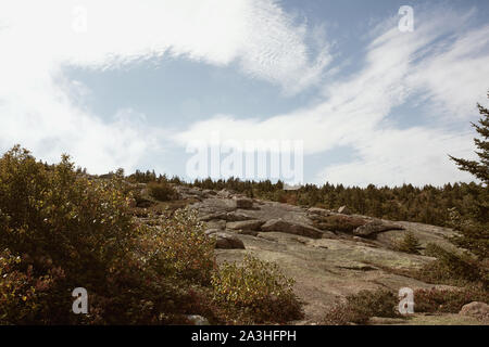 Wandern in Acadia National Park entlang Granit Fundament der Cadillac Mountain an einem kühlen Herbst Tag. Stockfoto