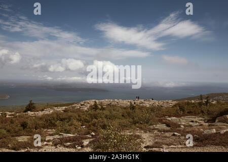 Anzeigen von Maine Küste in der Ferne vom Cadillac Mountain auf Mount Desert Island in Acadia Nationalpark Stockfoto