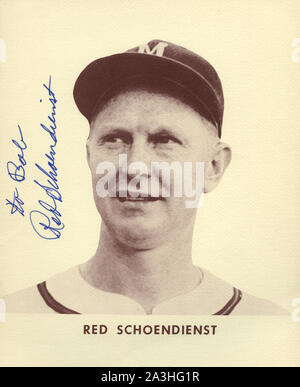 Handsignierte vintage Foto von Baseball player Rot Scheondienst mit der Milwaukee Braves der Nationalen Liga. Shcoendienst war auch ein World Series gewinnen Manager mit der St. Louis Cardinals und der Baseball Hall of Fame gewählt. Stockfoto