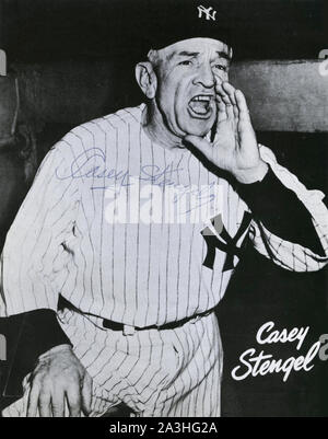 1950s Era autographierte schwarz-weiß Foto von Hall of Fame New York Yankees Baseball manager Casey Stengel. Stockfoto