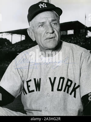 1950s Era autographierte schwarz-weiß Foto von Hall of Fame New York Yankees Baseball manager Casey Stengel. Stockfoto