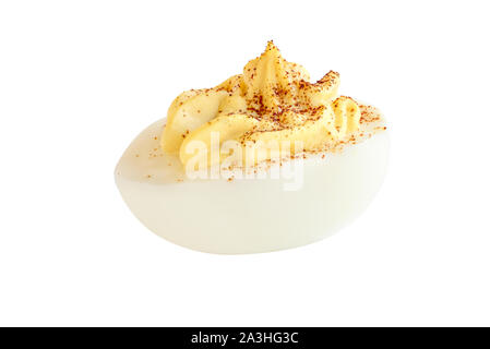 Ein deviled egg Hälften bestreut mit Paprika und isoliert auf einem weißen Hintergrund. Beschneidungspfad enthalten. Stockfoto