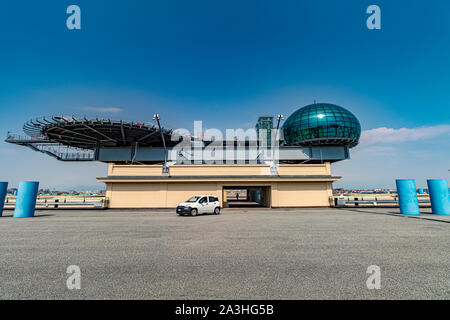 Glas control tower und Hubschrauberlandeplatz auf dem FIAT Teststrecke auf dem Dach des Lingotto Gebäude, jetzt ein Einkaufs- und Unterhaltungskomplex, Turin, Italien Stockfoto