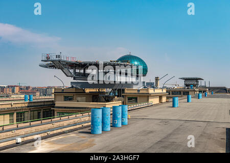 Glas control tower und Hubschrauberlandeplatz auf dem FIAT Teststrecke auf dem Dach des Lingotto Gebäude, jetzt ein Einkaufs- und Unterhaltungskomplex, Turin, Italien Stockfoto