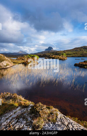 Loch Druim Suardalain, das Glen Loch, & Suilven ein Berg in Inverpoly National Nature Reserve Assynt Sutherland in den schottischen Highlands Stockfoto