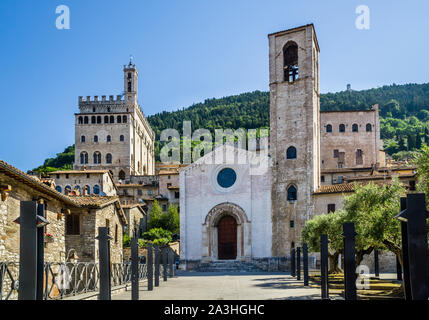 Der Piazza und der Kirche von San Giovanni vor der Kulisse der mittelalterlichen Palazzo dei Consoli, Gubbio, Umbrien, Italien Stockfoto