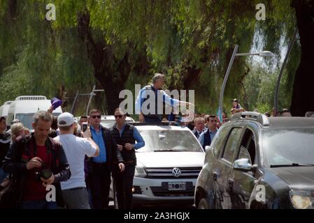 Mendoza, Argentinien. 2019-10-05 - Argentinische Präsident Mauricio Macri begrüßt die Masse während seiner Kampagne Rallye zur Wiederwahl. Stockfoto