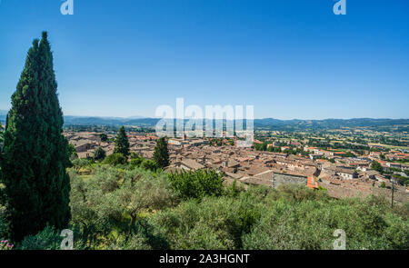 Blick vom Dom über die Dächer der mittelalterlichen Stadt Gubbio, Umbrien, Italien Stockfoto