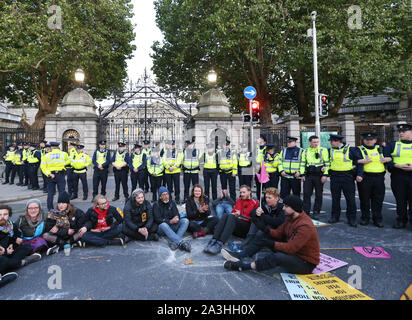 08/10/2019 Haushalt Tag 2020 Proteste. Bild, Mitglieder einer Garda Siochana bilden eine Linie vor Beginn zu verhaften, Mitglieder des Aussterbens Rebellion, die außerhalb der Zähler auf Leinster Straße protestieren. Foto: Sam Boal/RollingNews.ie Stockfoto