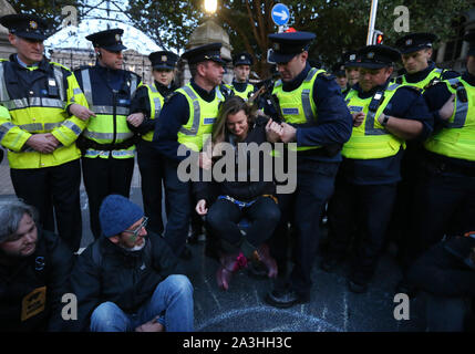 08/10/2019 Haushalt Tag 2020 Proteste. Bild, Mitglieder einer Garda Siochana beginnen zu verhaften, Mitglieder des Aussterbens Rebellion, die außerhalb der Zähler auf Leinster Straße protestieren. Foto: Sam Boal/RollingNews.ie Stockfoto