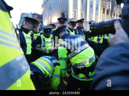 08/10/2019 Haushalt Tag 2020 Proteste. Bild, Mitglieder einer Garda Siochana beginnen zu verhaften, Mitglieder des Aussterbens Rebellion, die außerhalb der Zähler auf Leinster Straße protestieren. Foto: Sam Boal/RollingNews.ie Stockfoto