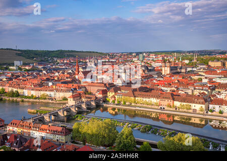 Luftaufnahme von Würzburg in Franken, Nordbayern, Deutschland, von der Festung Marienberg mit Alte Mainbrücke (Alte Mainbrücke) über Main, Pict Stockfoto