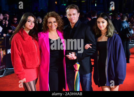 Nadia Sawalha (Mitte links) und der Familie der Europäischen Uraufführung der Messer aus der Teilnahme an im Rahmen der BFI London Film Festival 2019 im Odeon Luxe, Leicester Square in London. Stockfoto