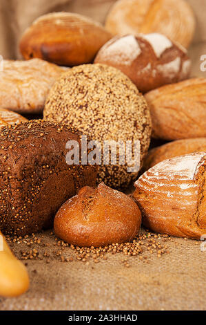 Mehrere Arten von schwarzen und weißen Brot auf einer Leinwand Hintergrund Stockfoto