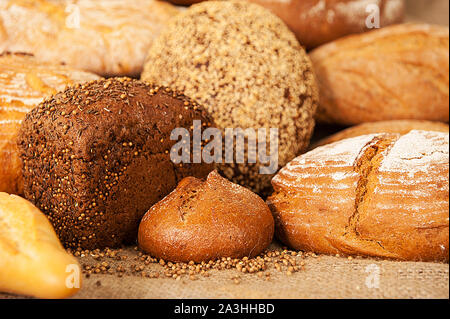 Mehrere Arten von schwarzen und weißen Brot auf einer Leinwand Hintergrund Stockfoto