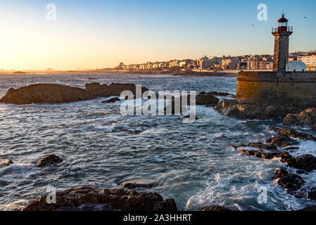 Verlassenen Leuchtturm mit Blick auf den Atlantik Stockfoto