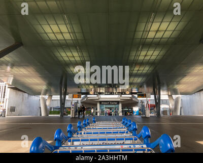 Zürich, Schweiz - 22. Juli 2018: gepäckwagen vor dem Flughafengebäude Stockfoto