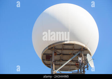 Wetterradar Station auf dem Gipfel des Sierra de Fuentes, Spanien. Kuppel über blauen Himmel Stockfoto