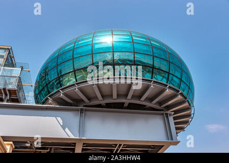 Glas control tower und Hubschrauberlandeplatz auf dem FIAT Teststrecke auf dem Dach des Lingotto Gebäude, jetzt ein Einkaufs- und Unterhaltungskomplex, Turin, Italien Stockfoto