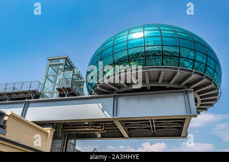 Glas control tower und Hubschrauberlandeplatz auf dem FIAT Teststrecke auf dem Dach des Lingotto Gebäude, jetzt ein Einkaufs- und Unterhaltungskomplex, Turin, Italien Stockfoto