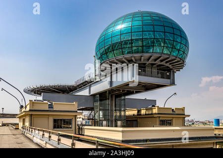 Glas control tower und Hubschrauberlandeplatz auf dem FIAT Teststrecke auf dem Dach des Lingotto Gebäude, jetzt ein Einkaufs- und Unterhaltungskomplex, Turin, Italien Stockfoto