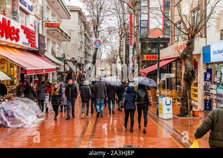 Menschen zu Fuß unter dem Regen am Ufer des Eastman. Juli 16, 2019, Istanbul, Türkei Stockfoto