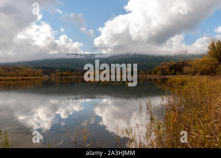 Herbst in der Laguna de Uña in Cuenca, Spanien Stockfoto