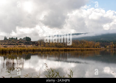 Herbst in der Laguna de Uña in Cuenca, Spanien Stockfoto