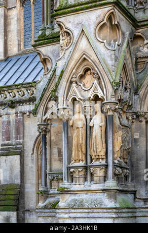 Mittelalterliche Steinfiguren auf der Außenseite der Wells Cathedral, Somerset, England, Großbritannien Stockfoto