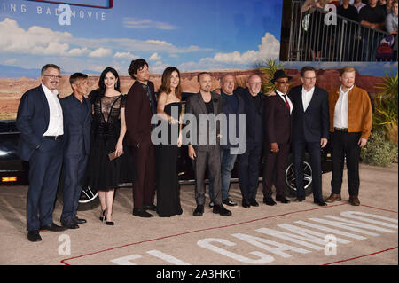 WESTWOOD, CA - 07. Oktober: (L-R) Vince Gilligan, Charles Baker, krysten Ritter, Matt Jones, Betsy Brandt, Aaron Paul, Dean Norris, Jonathan Banks, Giancarlo Esposito, Bryan Cranston und Jesse Plemons die Premiere der von Netflix "El Camino teilnehmen: Ein Breaking Bad Movie" im Regency Dorf Theater am 07. Oktober 2019 in Westwood, Kalifornien. Stockfoto