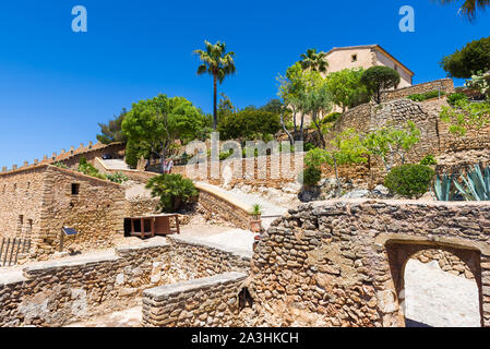 Mallorca, Spanien - 10. Mai 2019: Capdepera Schloss, Festung aus dem 14. Jahrhundert, in der Nähe von Cala Ratjada liegt an der Ostküste von Mallorca. Stockfoto