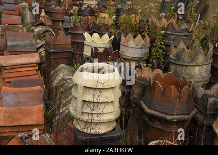 Interessante viktorianischen Kamin Töpfe und Firstziegel im Englischen West Country architectural salvage Yard. Stockfoto