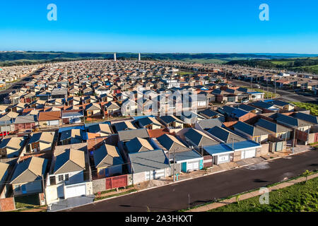 Luftaufnahme von standardisierten Häuser der Minha Casa Minha Vida Programm des Staates Sao Paulo, Brasilien Stockfoto