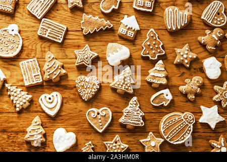 Bereit Weihnachten Lebkuchen Cookies in weißen Zucker Glasur liegen auf einem Holz- Ebene. Stockfoto