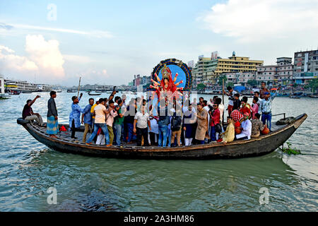 Dhaka, Bangladesch. 8. Oktober, 2019. Hinduistischen Gläubigen bereiten ein Idol von Durga Göttin in einen Fluss in Dhaka, Bangladesch einzutauchen, am Okt. 8, 2019. Sicherheitsvorkehrungen in Bangladesch wurden für die friedliche Feiern der Durga Puja Festival aufgestockt, das Fest der Hindus, die am 8. Oktober beendet. Credit: Str/Xinhua/Alamy leben Nachrichten Stockfoto