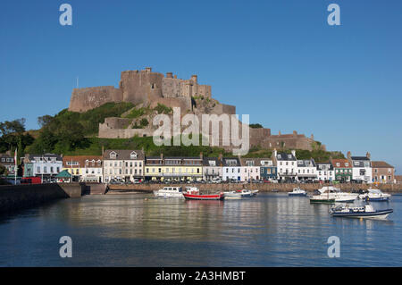 Die gewaltigen historischen mittelalterlichen Stadtmauer Mont Orgueil Castle Webstuhl über dem malerischen Dorf und den Hafen von Gorey. Jersey, Channel Islands. Stockfoto