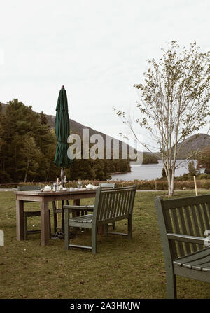 Mount Desert Island, Maine - 28. September 2019: Tische und Stühle mit Blick auf Jordanien Teich bei Jordan Pond House Restaurant in Acadia Nationalpark. Stockfoto