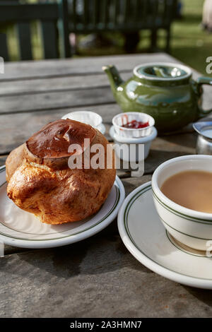 Mount Desert Island, Maine - 28. September 2019: popover mit Marmelade und Earl Grey Tee an Jordan House Teich in Acadia Nationalpark Stockfoto