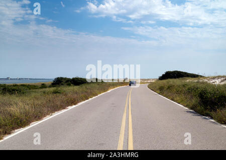 Der Verkehr auf der Zugang zum Strand Straße durch die rosamond Johnson, Jr. National Park in der Nähe von Pensacola, Florida, USA. Stockfoto