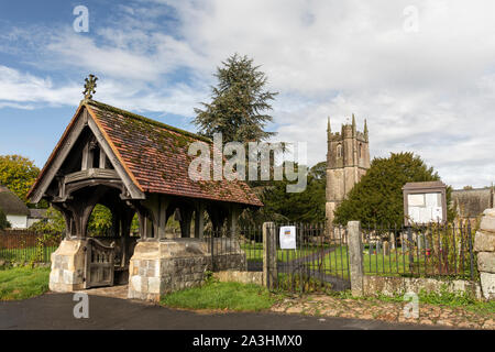 St James' Church und das Lychgate, das in Erinnerung an Hannah Price errichtet wurde und ein denkmalgeschütztes Gebäude der Klasse II, Avebury, Wiltshire, England, Großbritannien, ist Stockfoto