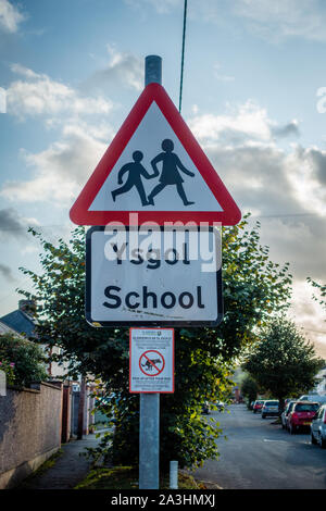 Zeichen in Ruthin den Fahrer zu warnen, über fussgänger von einem in der Nähe der Schule, sowohl in Deutsch als auch in Englisch und Walisisch geschrieben Stockfoto