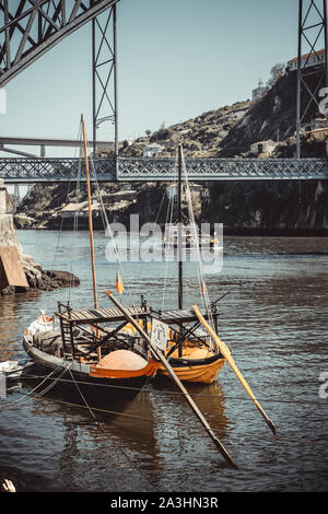 Altes Boot unter 'Dauf Luis ich 'Brücke in Porto. Stockfoto