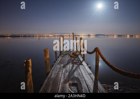 Alte palafito Hafen versenkt im Fluss Stockfoto