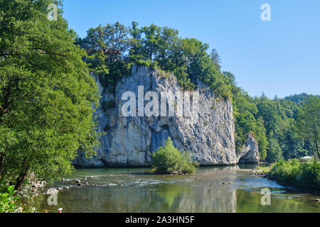 Felsformation und Crisul Repede Flusses an Suncuius Dorf, Bihor, Rumänien, an einem hellen, sonnigen Tag. Stockfoto