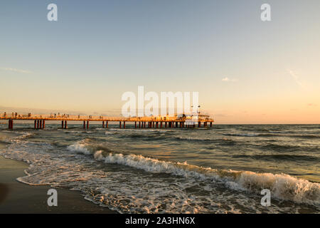 Marine View mit der pontile Bellavista Vittoria, ein modernes Pier an der Küste von Lido di Camaiore, Baujahr 2008, bei Sonnenuntergang im Sommer, Toskana, Italien Stockfoto