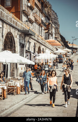 Menschen zu Fuß auf der Straße, in den Fluss Douro in Porto Stockfoto