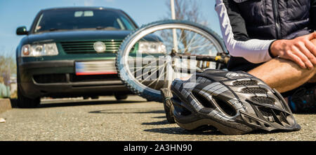 Panorama Fahrrad Crash mit Männer Stockfoto