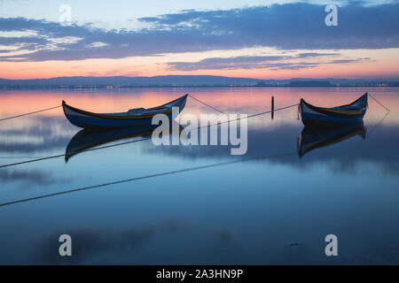 Zwei Boote aus Holz bei Sonnenaufgang Stockfoto