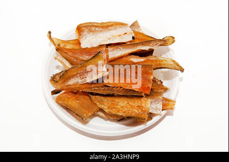 Fisch Snacks für Bier auf einer Platte auf weißem Hintergrund Stockfoto